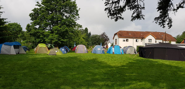 Zelte und Jurte stehen vor dem Kapellchen